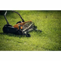 Fiskars Tondeuse à Gazon Manuelle, Tondeuse à Cylindre Avec Système De Coupe Sans Frottement Des Lames, Largeur De Coupe: 46 Cm, Noir/Orange/Argenté, StaySharp Max, 1000591 9 Fiskars Tondeuse à Gazon Manuelle, Tondeuse à Cylindre Avec Système De Coupe Sans Frottement Des Lames, Largeur De Coupe: 46 Cm, Noir/Orange/Argenté, StaySharp Max, 1000591 -Tondeuse Et Accessoires Boutique 10641592 3