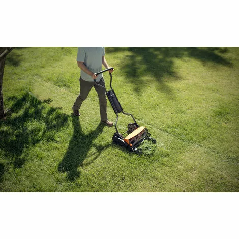 Fiskars Tondeuse à Gazon Manuelle, Tondeuse à Cylindre Avec Système De Coupe Sans Frottement Des Lames, Largeur De Coupe: 46 Cm, Noir/Orange/Argenté, StaySharp Max, 1000591 6 Fiskars Tondeuse à Gazon Manuelle, Tondeuse à Cylindre Avec Système De Coupe Sans Frottement Des Lames, Largeur De Coupe: 46 Cm, Noir/Orange/Argenté, StaySharp Max, 1000591 – Image 4