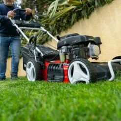 Tondeuse à Gazon Essence 165cc 6cv, Démarrage électrique 4 Temps Automotrice, Lame Acier Double Tranchant 460mm 18", Hauteur De Coupe Réglable Et Panier D'une Capacité De 55L - Greencut GLM770XE 10 Tondeuse à Gazon Essence 165cc 6cv, Démarrage électrique 4 Temps Automotrice, Lame Acier Double Tranchant 460mm 18", Hauteur De Coupe Réglable Et Panier D'une Capacité De 55L - Greencut GLM770XE -Tondeuse Et Accessoires Boutique 28885723 4