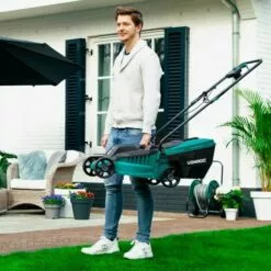 VONROC Tondeuse à Gazon 1300W – Largeur De Coupe De 32cm – Bac De Ramassage 30L Avec Indicateur De Remplissage – Hauteur De Coupe Réglable 9 VONROC Tondeuse à Gazon 1300W – Largeur De Coupe De 32cm – Bac De Ramassage 30L Avec Indicateur De Remplissage – Hauteur De Coupe Réglable -Tondeuse Et Accessoires Boutique 29982911 4